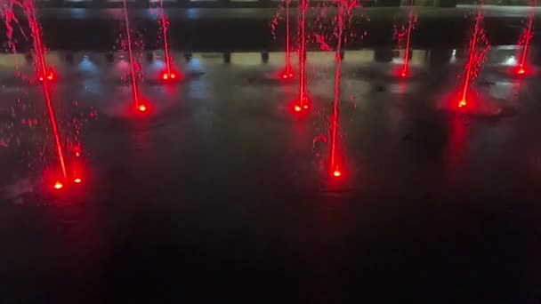 雷吉欧 埃米莉亚胜利广场五彩缤纷的喷泉 夜色渐浓 高质量的4K镜头 — 图库视频影像