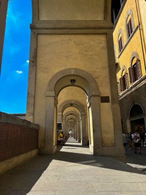 Floransa güneşli bir günde Arno nehri boyunca kemerler takar. Yüksek kalite fotoğraf
