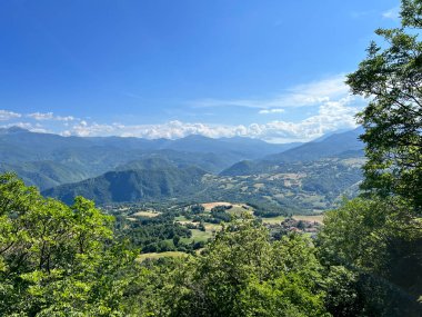 Bismantova Taşı 'ndan yaz günü Castelnovo Monti Reggio Emilia' ya kadar. Yüksek kalite fotoğraf