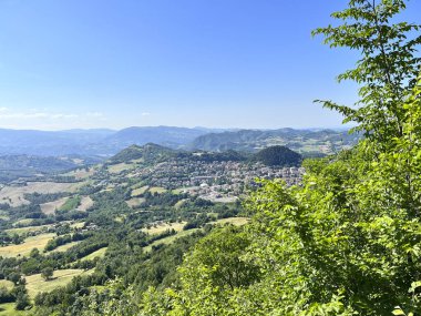 Bismantova Taşı 'ndan yaz günü Castelnovo Monti Reggio Emilia' ya kadar. Yüksek kalite fotoğraf