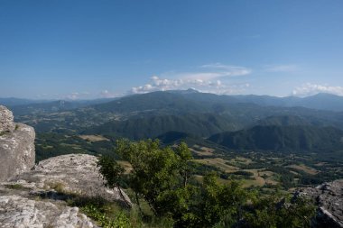 Bismantova Taşı 'ndan yaz günü Castelnovo Monti Reggio Emilia' ya kadar. Yüksek kalite fotoğraf