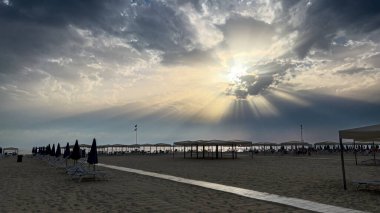 Yazın açık şemsiyeli Romagna plajı. Yüksek kalite fotoğraf