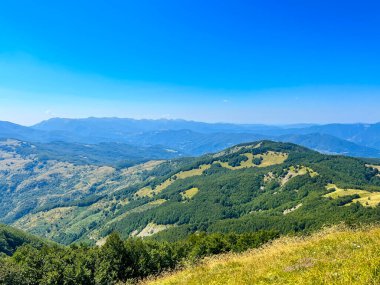 Güneşli bir yaz gününde Reggio Apennines 'in Ventasso Dağı' ndan bir panorama. Yüksek kalite fotoğraf