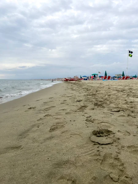 Beach Footprints Romagna Open Umbrella Summer High Quality Photo — Stock Photo, Image