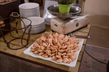 Tipik ürünler ve salamlarla İtalyan düğün büfesi. Yüksek kalite fotoğraf