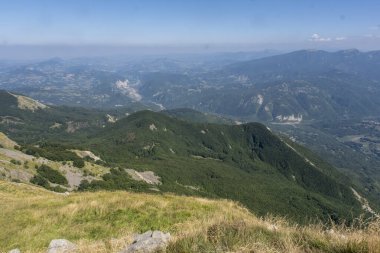 Güneşli bir yaz gününde Reggio Apennines 'in Ventasso Dağı' ndan bir panorama. Yüksek kalite fotoğraf