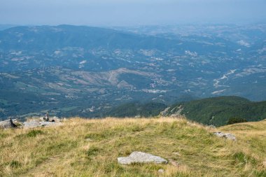 Güneşli bir yaz gününde Reggio Apennines 'in Ventasso Dağı' ndan bir panorama. Yüksek kalite fotoğraf