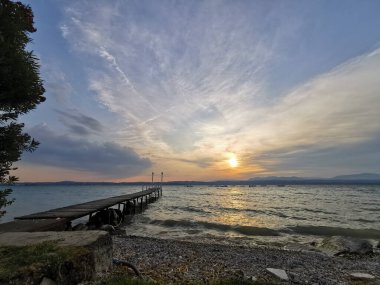 Sirmione Panorama 'daki Garda Gölü' nde gün batımında yürüyüş yolunda. Yüksek kalite fotoğraf