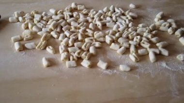Kesme tahtasında ev yapımı patates gnocchi. Yüksek kaliteli FullHD görüntüler