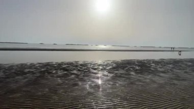 Şafak vakti Riccione sahilinde sular çekilmişti. Yüksek kalite 4k görüntü