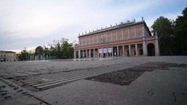 Reggio Emilia, Valli Tiyatrosu 'nun önündeki parlak renkli fıskiyeleri başarıyla tamamladı. Yüksek kalite 4k görüntü
