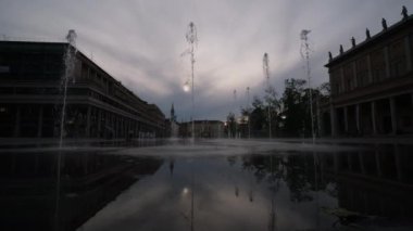 Reggio Emilia, Valli Tiyatrosu 'nun önündeki parlak renkli fıskiyeleri başarıyla tamamladı. Yüksek kalite 4k görüntü