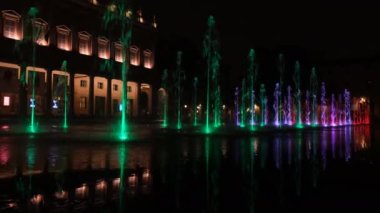 Reggio Emilia zafer kare parlak renkli fıskiyeler geceleyin yavaş motin. Yüksek kalite 4k görüntü