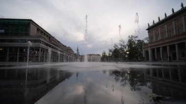 Reggio Emilia, Valli Tiyatrosu 'nun önündeki parlak renkli fıskiyeleri başarıyla tamamladı. Yüksek kalite 4k görüntü