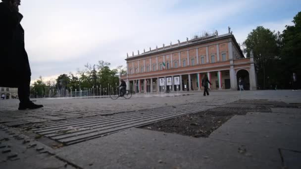 Reggio Emilia Victory Square Bright Colored Fountains Front Valli Theater — Stock Video