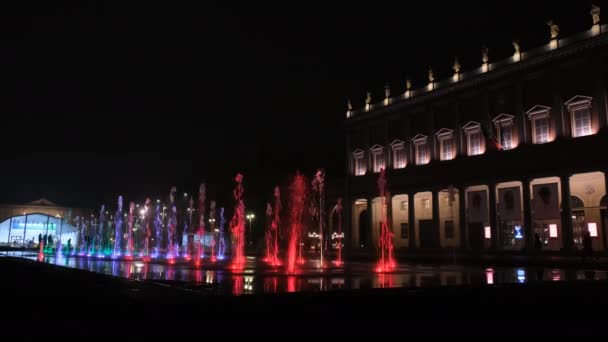 Reggio Emilia Νίκη Πλατεία Φωτεινά Χρωματιστά Σιντριβάνια Μπροστά Από Θέατρο — Αρχείο Βίντεο