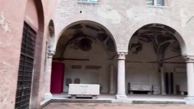 İtalya 'da ortaçağ kale avlusunun içi. Yüksek kalite 4k görüntü