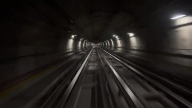 Metroda Milan metrosunda tren var. Yüksek kalite 4k görüntü