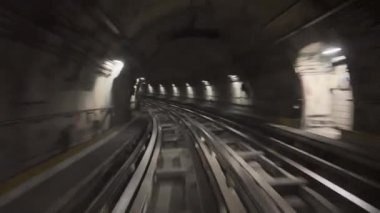 Metroda Milan metrosunda tren var. Yüksek kalite 4k görüntü