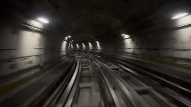 Metroda Milan metrosunda tren var. Yüksek kalite 4k görüntü