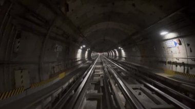 Metroda Milan metrosunda tren var. Yüksek kalite 4k görüntü