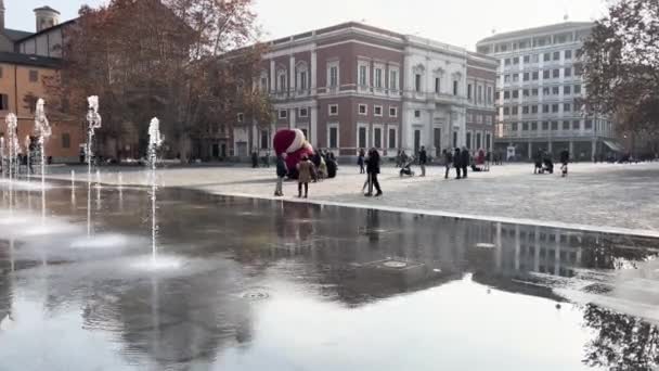 Reggio Emilia Victory Square Bunte Springbrunnen Vor Dem Valli Theater — Stockvideo