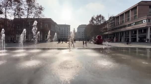 Reggio Emilia Νίκη Πλατεία Φωτεινά Χρωματιστά Σιντριβάνια Μπροστά Από Πανόραμα — Αρχείο Βίντεο