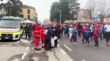 Bibbiano, Reggio Emilia: 2023 18 Noel Baba Koşusu Noel Baba gibi giyinmiş sporcularla koşu yarışı. Yüksek kalite 4k görüntü