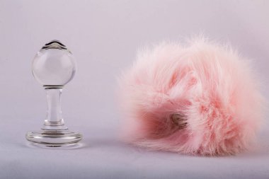 Pembe ponpon kuyruklu anal dolgu. Yüksek kalite fotoğraf