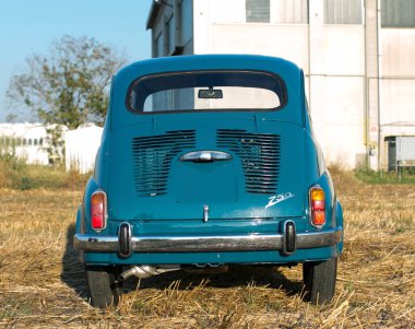 Reggio Emilia Italy: 2023 01 08 model eski Fiat 750 model, güneşli bir günde kağıt mavi renkli şeker. Yüksek kalite fotoğraf