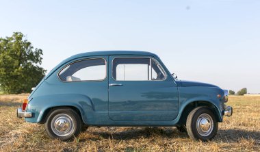 Reggio Emilia Italy: 2023 01 08 model eski Fiat 750 model, güneşli bir günde kağıt mavi renkli şeker. Yüksek kalite fotoğraf