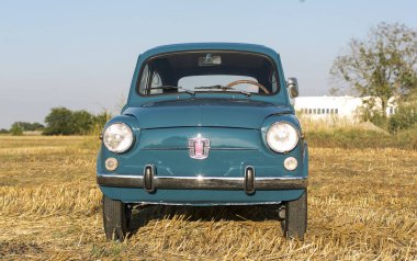 Reggio Emilia Italy: 2023 01 08 model eski Fiat 750 model, güneşli bir günde kağıt mavi renkli şeker. Yüksek kalite fotoğraf
