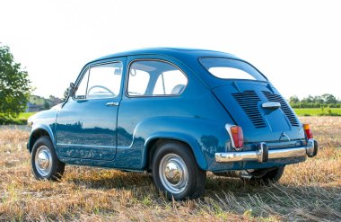 Reggio Emilia Italy: 2023 01 08 model eski Fiat 750 model, güneşli bir günde kağıt mavi renkli şeker. Yüksek kalite fotoğraf