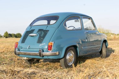 Reggio Emilia Italy: 2023 01 08 model eski Fiat 750 model, güneşli bir günde kağıt mavi renkli şeker. Yüksek kalite fotoğraf