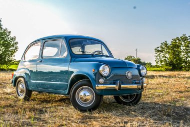 Reggio Emilia Italy: 2023 01 08 model eski Fiat 750 model, güneşli bir günde kağıt mavi renkli şeker. Yüksek kalite fotoğraf