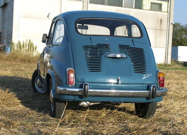 Reggio Emilia Włochy 2023 Przykład Zabytkowego Starego Samochodu Fiat 750 — Zdjęcie stockowe