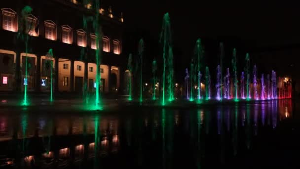 雷吉欧埃米莉亚胜利广场明亮的彩色喷泉在瓦利剧院前面 高质量的4K镜头 — 图库视频影像