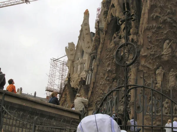 西班牙巴塞罗那 2004年6月6日在市中心的Sagrada Familia建筑的详细工作和脚手架 高质量的照片 — 图库照片