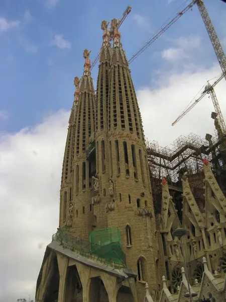 西班牙巴塞罗那 2004年6月6日在市中心的Sagrada Familia建筑的详细工作和脚手架 高质量的照片 — 图库照片
