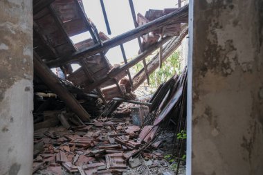 Terk edilmiş evin çatısı çöktü. Yüksek kalite fotoğraf
