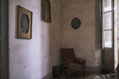 Terk edilmiş evde ahşap pencereli bir giriş. Yüksek kalite fotoğraf