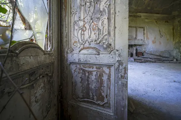 Bejárat Fából Készült Francia Ablakkal Egy Elhagyatott Házban Kiváló Minőségű — Stock Fotó