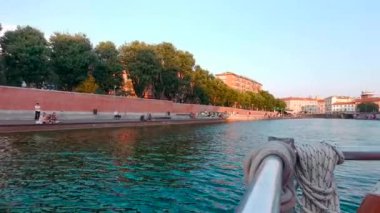 Güneşli bir günde Milan İtalya 'da Naviglio Darsena' da tekne. Yüksek kalite 4k görüntü