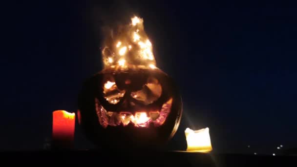 ダークホラーはハロウィーンのカボチャを火で彫りました 高品質の4K映像 — ストック動画