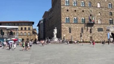 Firenze, İtalya: 07 10 2023 Duomo Plaza 'da güneş ve turistlerle normal bir gün. Yüksek kalite 4k görüntü