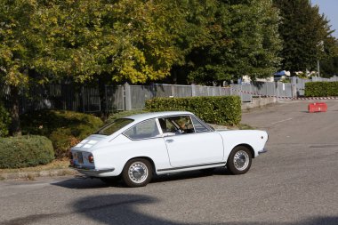 Bibbiano-Reggio Emilia Italy - 07: 15 2015: Fiat 850 Coupe şehir meydanında klasik arabaların ücretsiz mitingi. Yüksek kalite fotoğraf