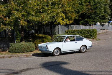 Bibbiano-Reggio Emilia Italy - 07: 15 2015: Fiat 850 Coupe şehir meydanında klasik arabaların ücretsiz mitingi. Yüksek kalite fotoğraf