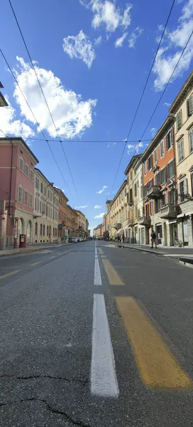 Parma 'daki Emilia üzerinden mavi gökyüzü ile. Yüksek kalite fotoğraf