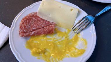 Salamlı kıta kahvaltısı, çırpılmış yumurta ve peynir. Yüksek kalite fotoğraf