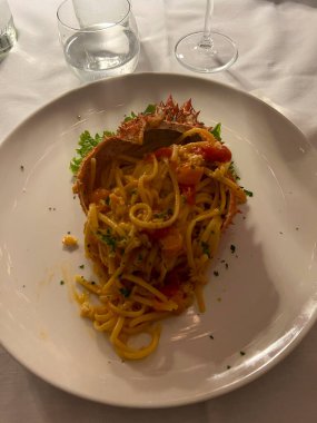 Yengeç kabuğunda servis edilen yengeçli spagetti. Yüksek kalite fotoğraf